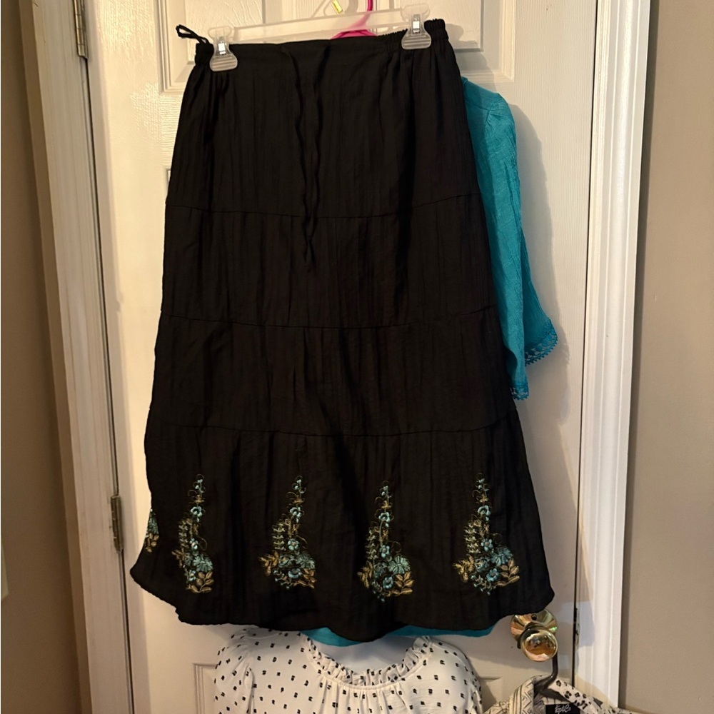 Black Embroidered Skirt‎